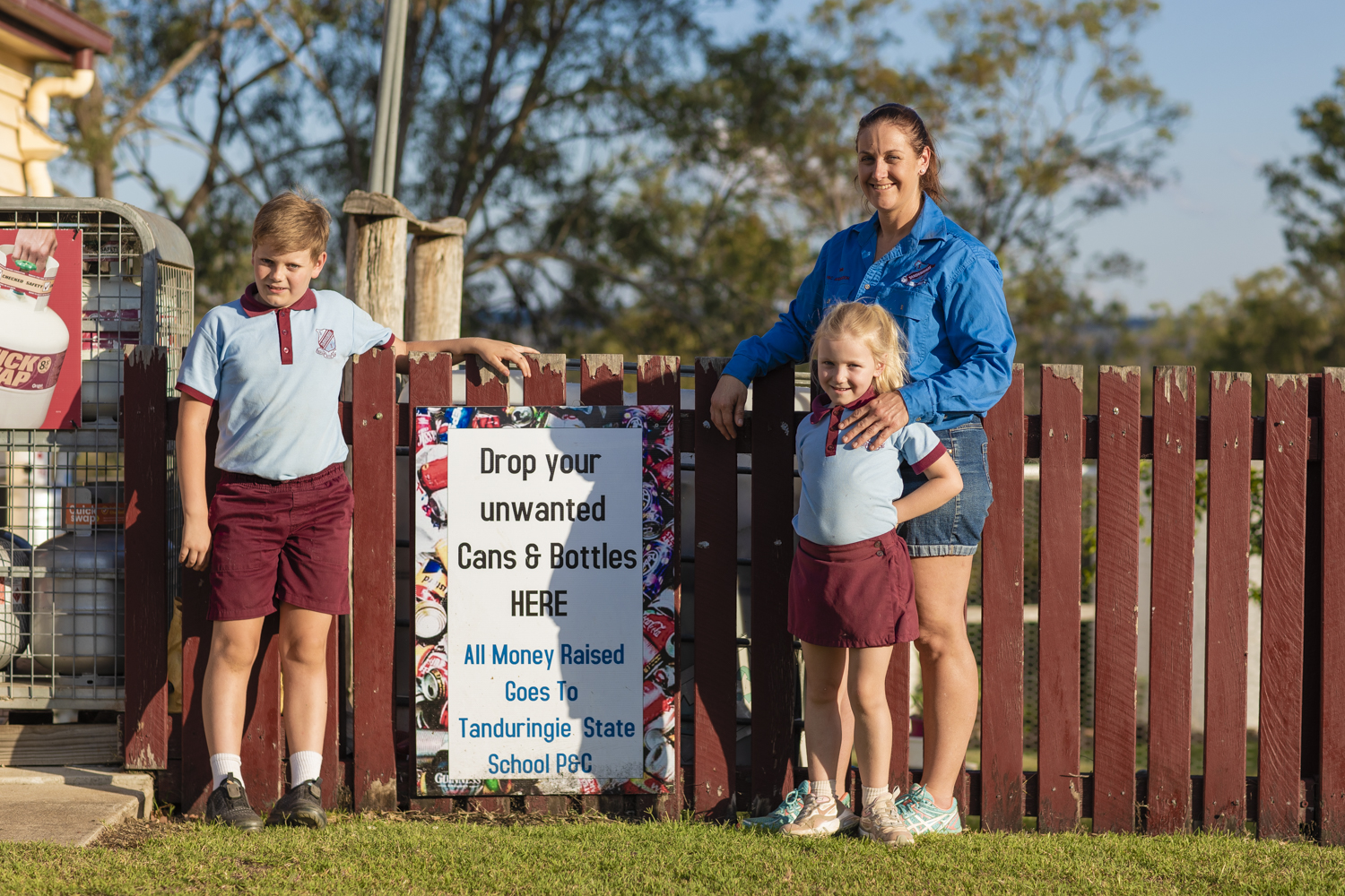Tanduringie mum & kids with sign