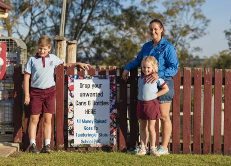 Tanduringie mum & kids with sign